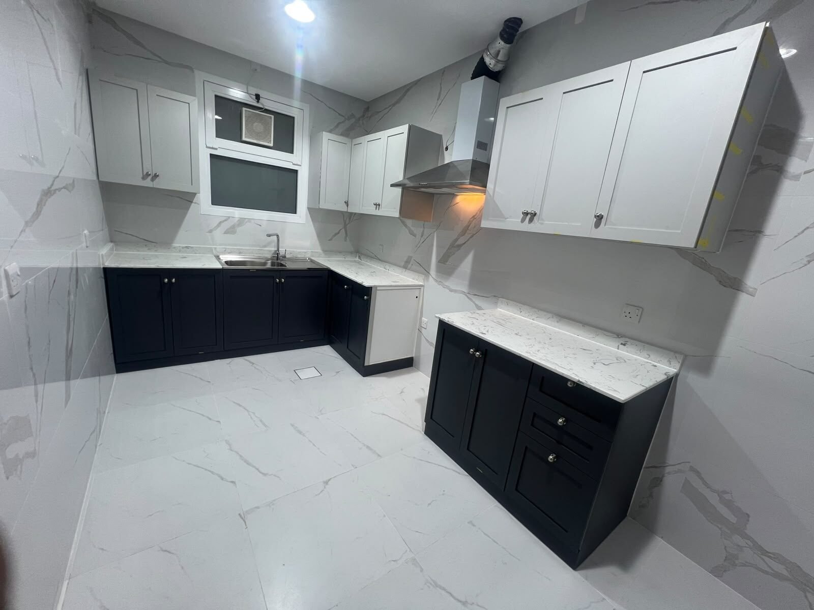 Aluminium kitchen cabinets with marble countertops